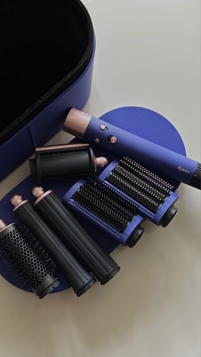 Dyson стайлер с дорожным чехлом и полным комплектом насадок