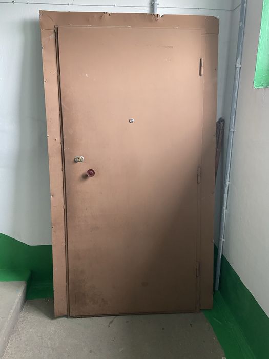 Продам железную дверь.