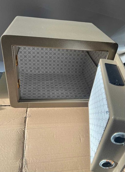 Seif cu doua chei, ecran defect