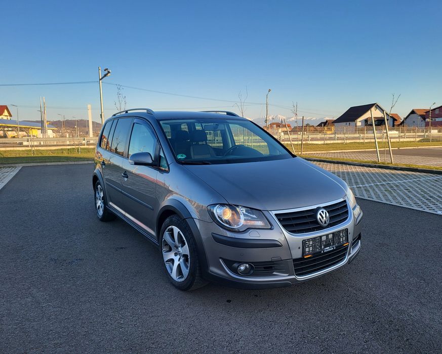 Vw Touran Cross 7Locuri 2.0TDI Automat DSG An fabricație 2008 
Motor 2