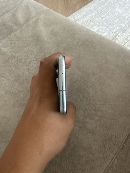 Samsung S10e.