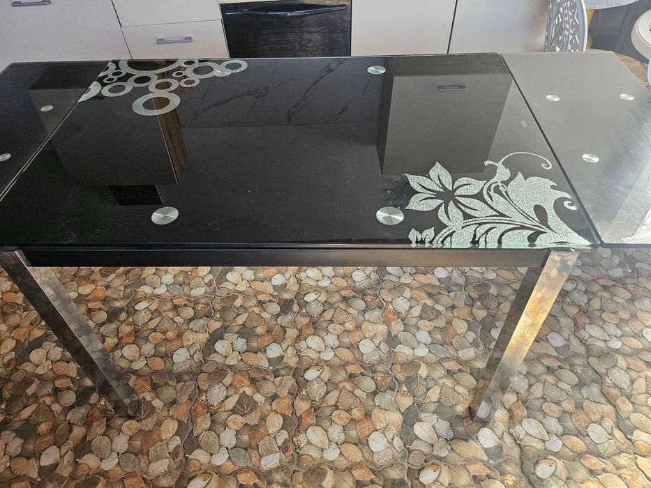 Masa de sticlă cu 4 scaune