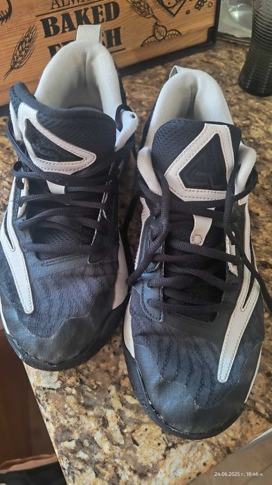 Маратонки Nike и Under armour