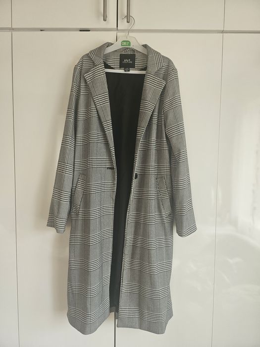 Тънко раирано палто