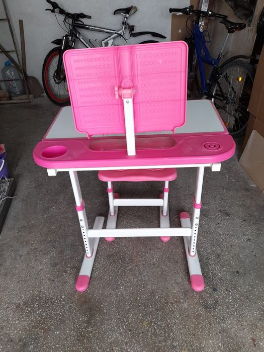 Vând  măsuță cu scaun pt fetite cu multe funcții plus reglaje pe înălț
