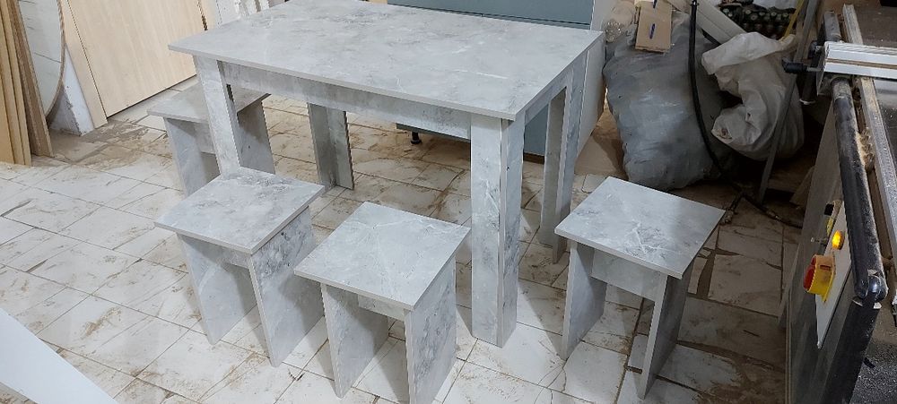 стол и 4 табуретки кух зона