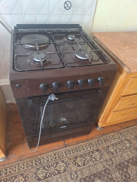 Gaz plita yaxshi xolatda hamma joyi ishlaydi usto ko‘rmagan