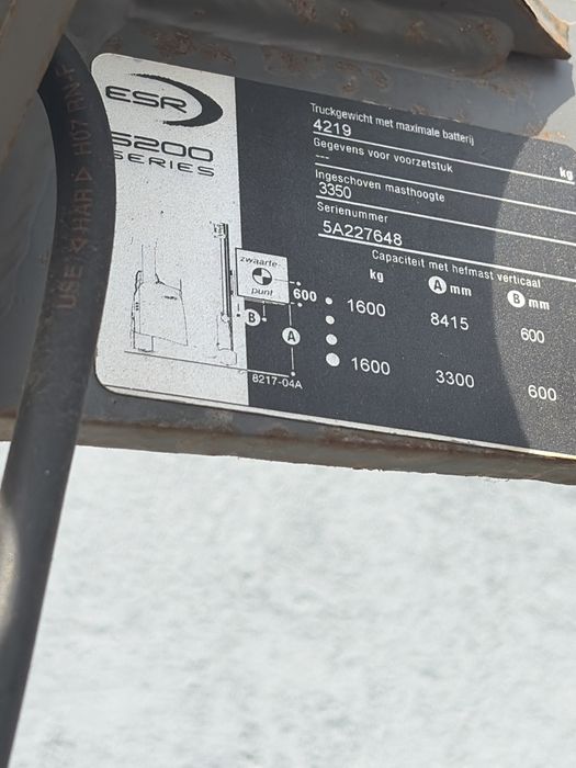 Stivuitor electric CROWN reach-truck
