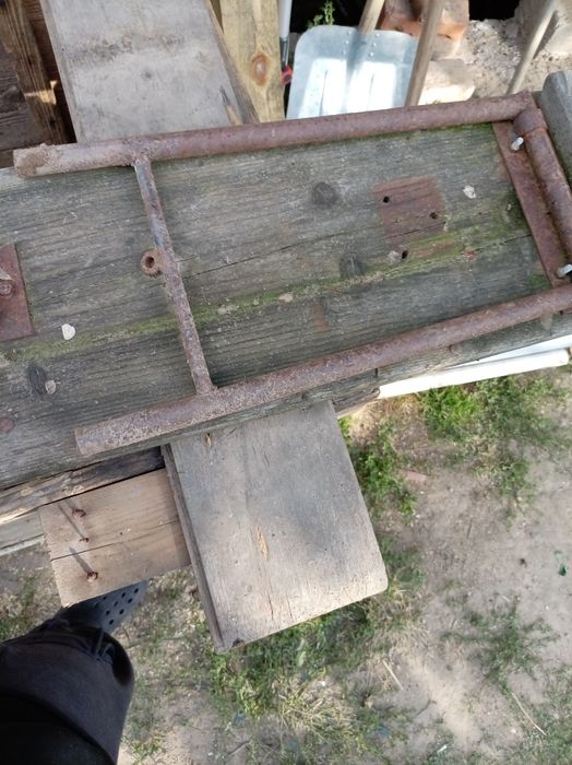 Vând picioare metalice pentru bănci de 2 metri sau 4 metri  20 lei bucata