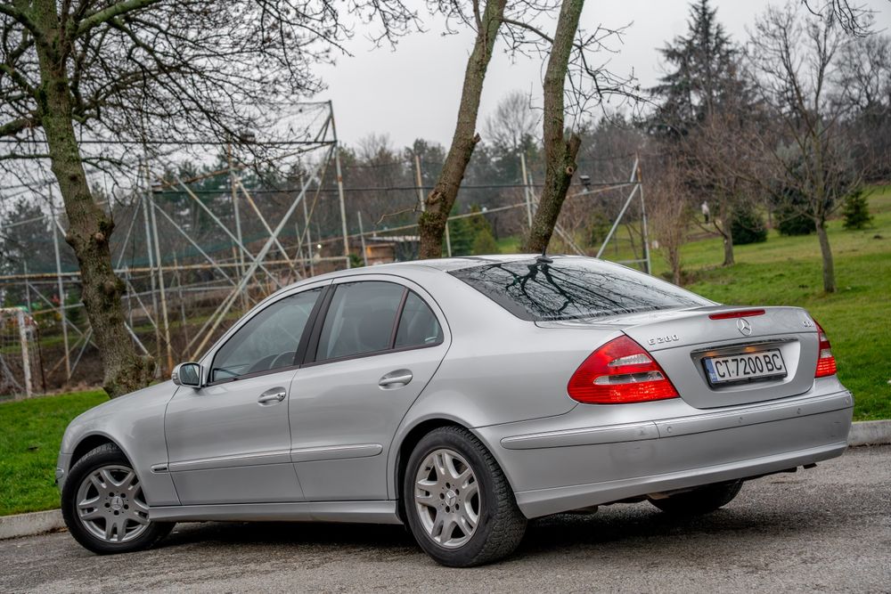 Mercedes W211  седан