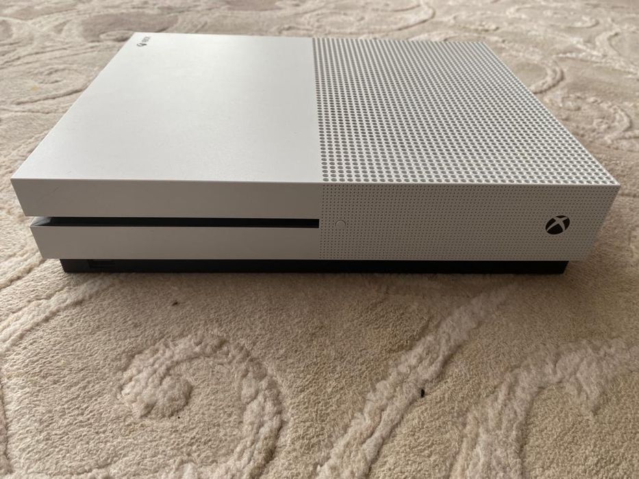 Xbox one S 1 tb+ игра Forza Horizon 4