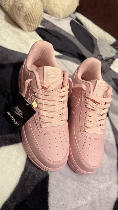 Adidasi Nike roz pudrat