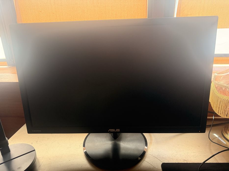 PC GAMING – i7-6700K / GTX 1080 Ti / 32 GB RAM / SSD + 2 Monitoare separat Asus 60hz si un AOC 200hz