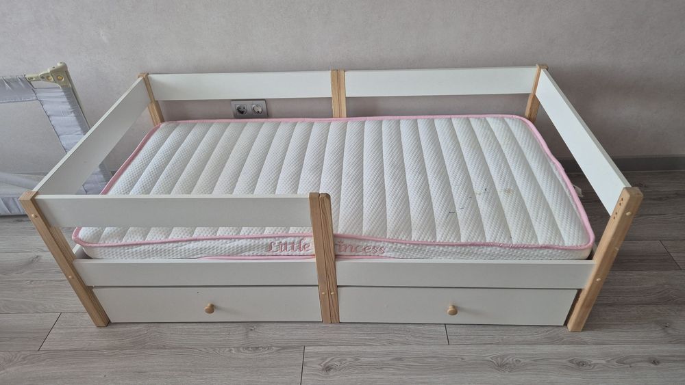 Детская кровать и стульчик