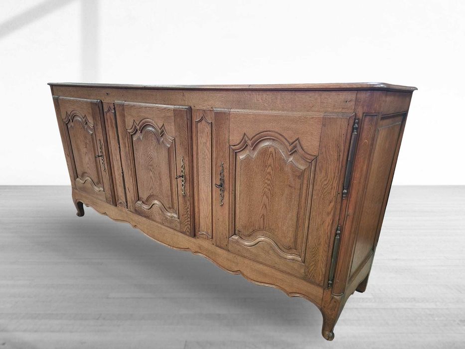 Контрабюфет дресоар изработен изцяло от дъб на три крила
