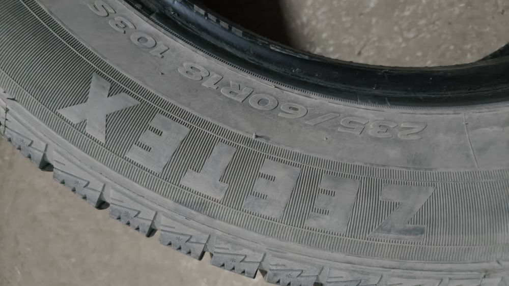 Три баллона , шины  235-60-R18  .