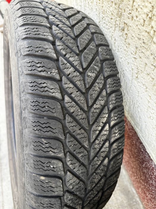 Vând 4 anvelope de iarnă 185/65 R15