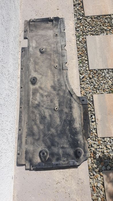Scut lateral stanga BMW Seria 1 E87 E81 E88 E82