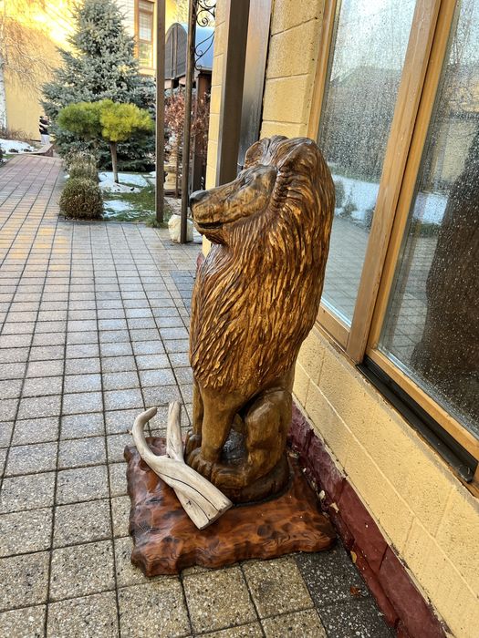 Деревянная фигура льва