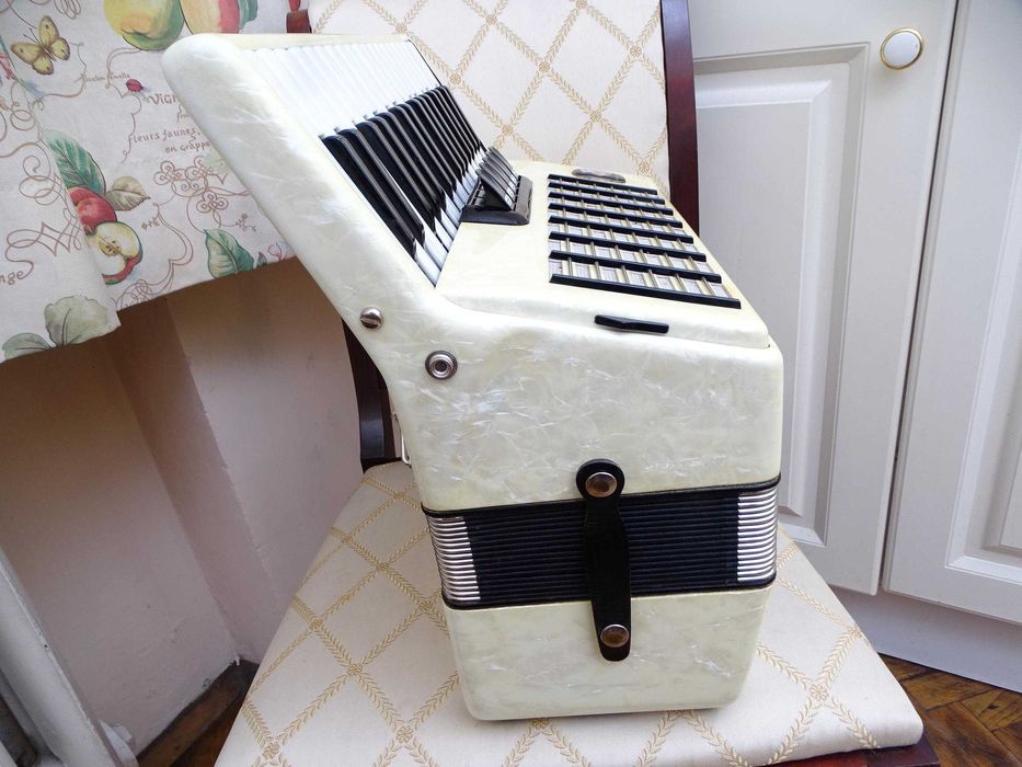 Отличен акордеон Велтмайстер Стела 60 баса