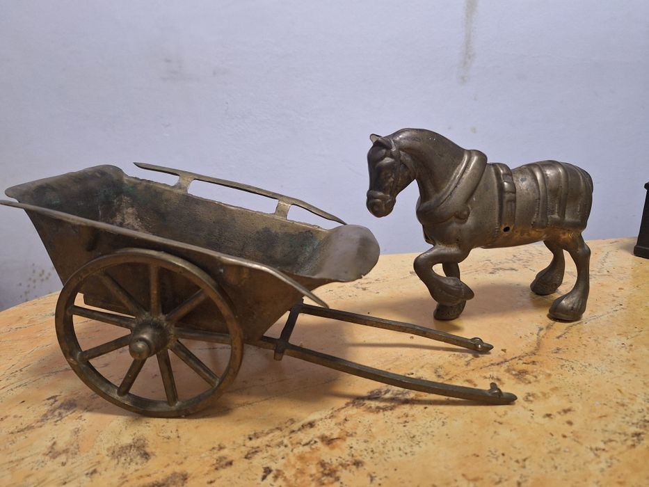 Căruță mobila si cal din bronz
