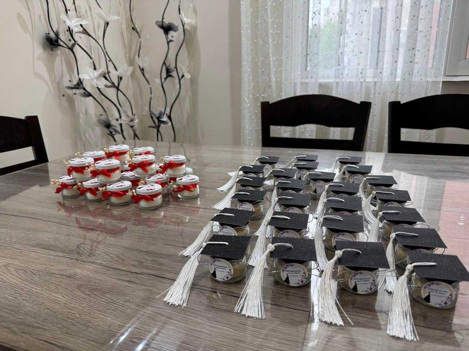 Подаръчета за гости за бал - бурканчета с мед или свещ за абитуриент