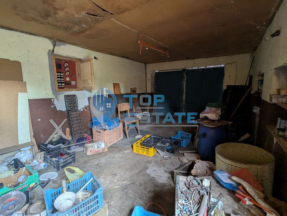 Тухлена къща с голям двор и кладенец в село Караисен, община Павликен