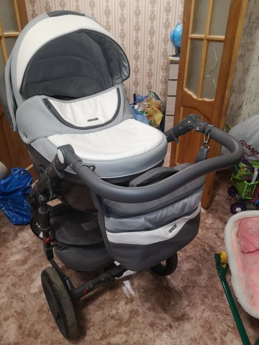 Осенне-летняя коляска Adamex.