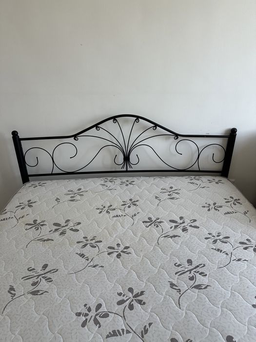 Металлическая кровать с матрасом.