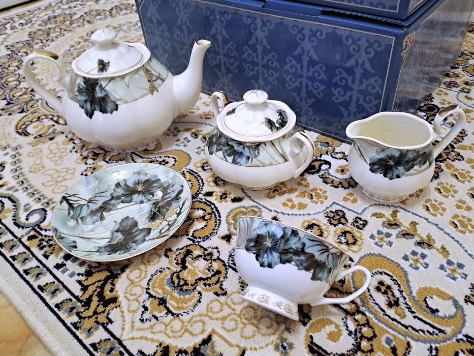 Фарфоровый чайный сервиз