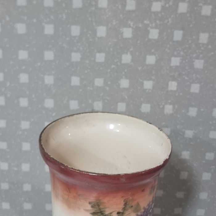 Vază veche pictată manual, model floral relief