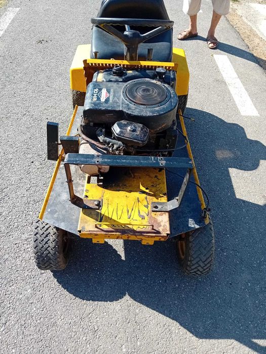 Vând tractoras de tuns iarba