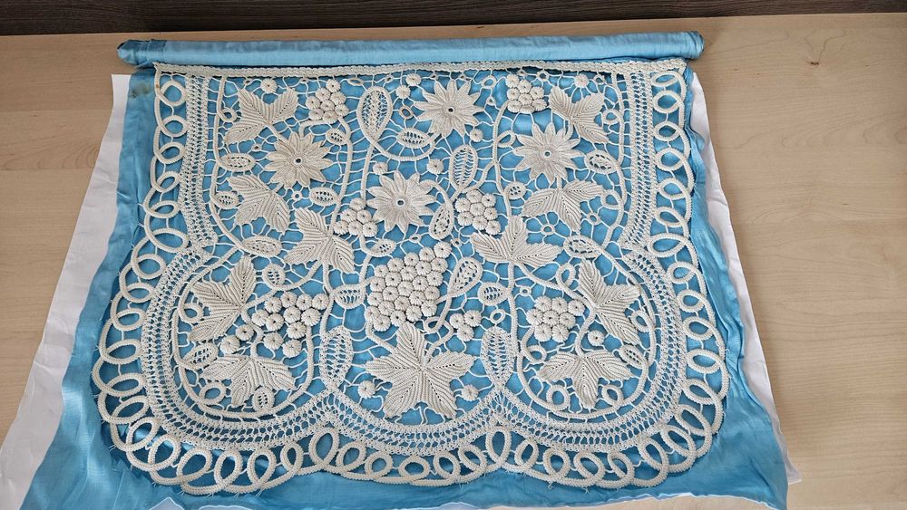 Vând mileu lansetă 63 x 47 cm, croșetat, motive florale