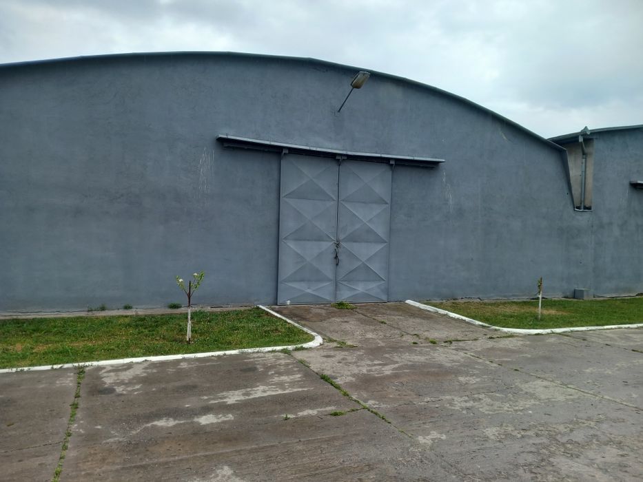 Închiriez hale suprafață între 250-400 metri cu toaletă și birou.