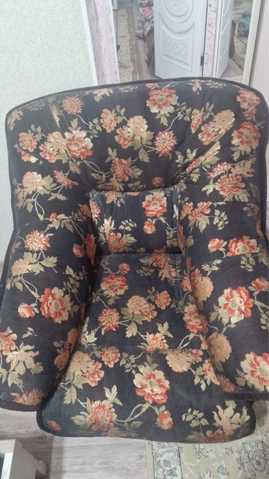 Продам диван с креслами с рисунком вышевкой