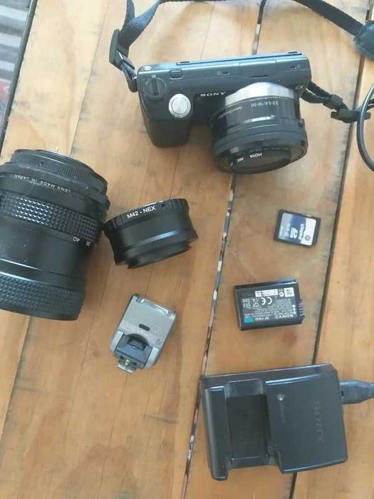 Sony Nex 5 cu doua obiective (unul macro) si accesorii