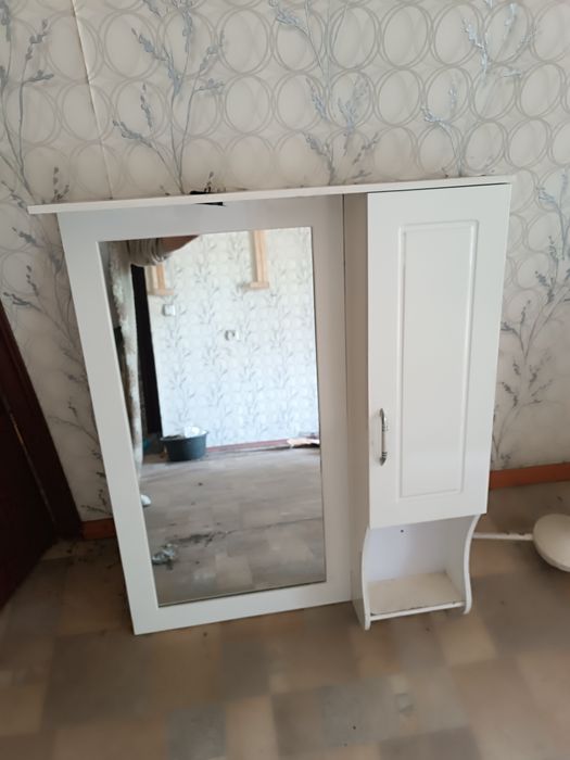 Продам зеркало с полкой