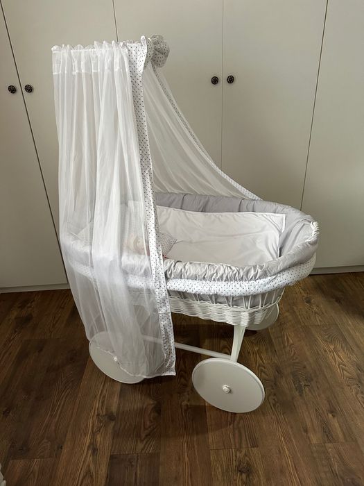 Pătuț cu baldachin