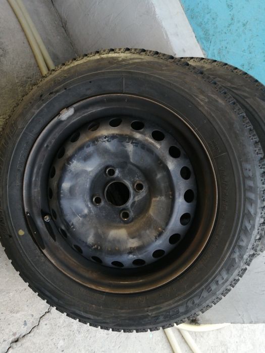 Bridgestone Шины 185/65/15 с колпаками Акцент