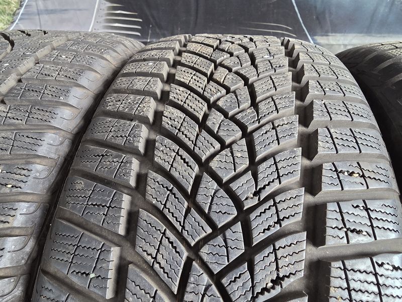 235/45/18 Goodyear 4бр