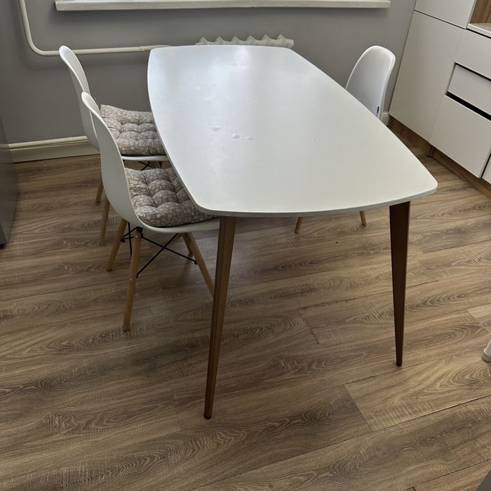 Продаю стол и стулья