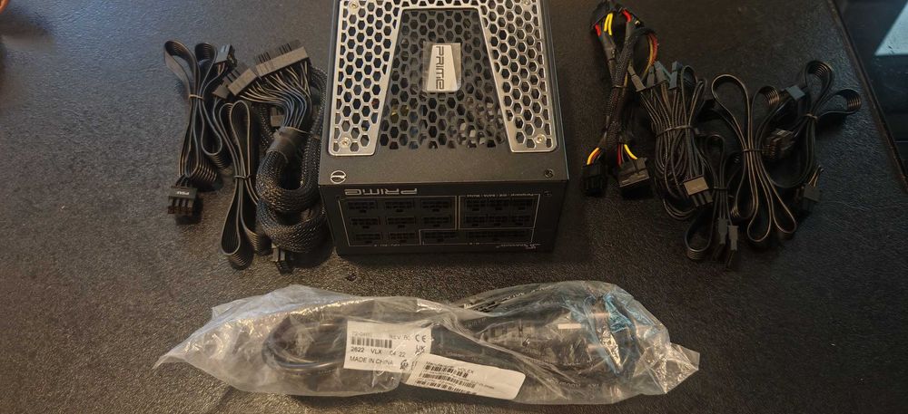 Продавам в перфектно състояние захранване 1300Watt Seasonic Prime GX1300 80+ Gold Full Modular