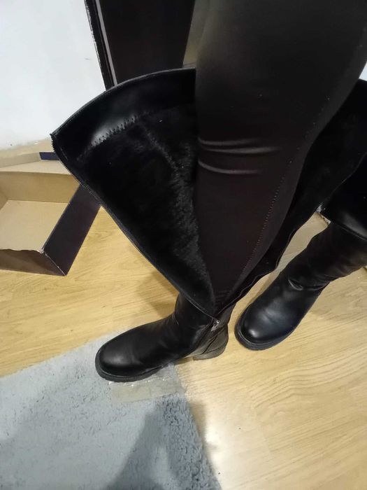 Cizme din piele naturala, îmblănite puțin peste genunchi