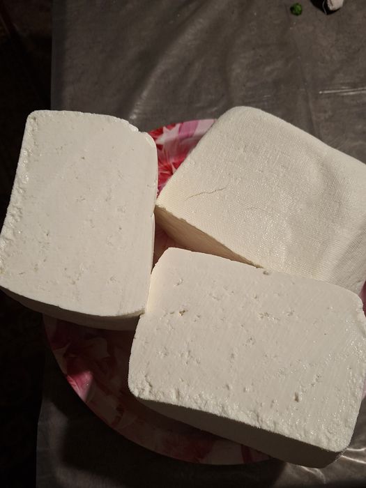 Vând brânză și lapte de capră.