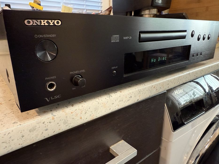 Onkyo C 7030 player