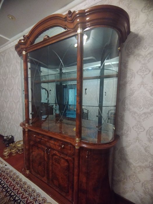 Mebel mehmon xona uchun stenka va kamod