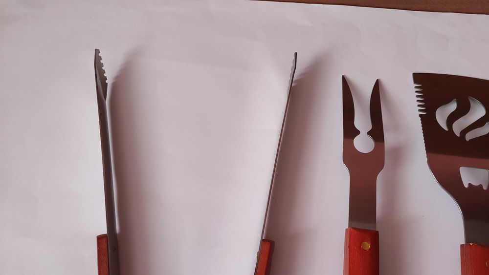 Комплект големи масивни кухненски прибори за готвене в дървен куфар