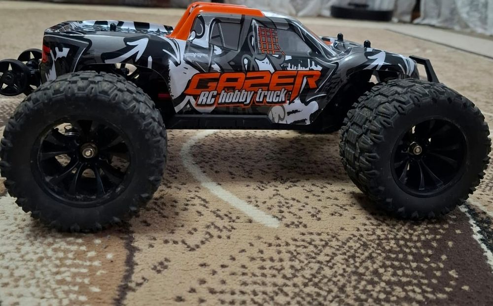 Продам машинку на пульте