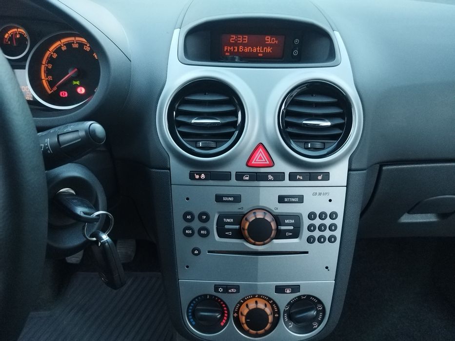 Opel Corsa 1.4i cu 87 cp,E5,an 2012,incalzire volan si scaune,AC