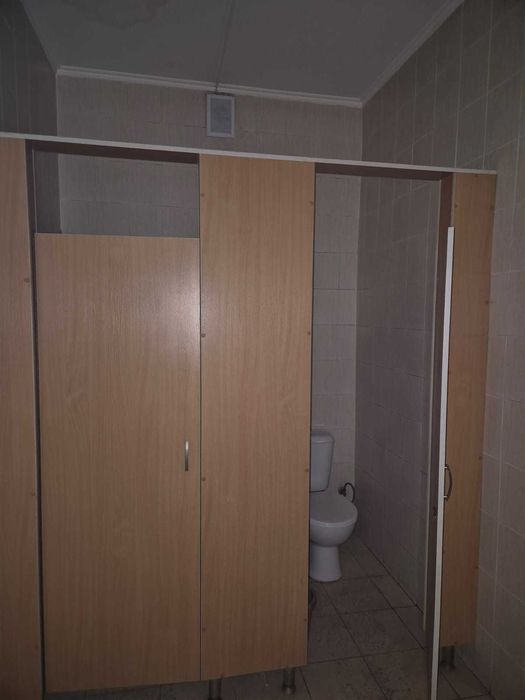 кабины туалетной комнаты